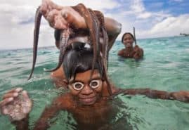 "Walking under water", dir. Eliza Kubarska<br />