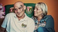 „DZIELĄ NAS KLUBY, ŁĄCZY MIŁOŚĆ” – RECENZJA FILMU „MIŁOŚĆ BEZ USTAWKI” KAMILA KRÓLA